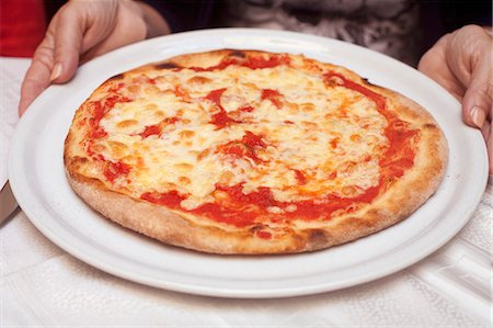 A pizza Margherita Fotografie stock - Premium Royalty-Free, Codice: 659-06903494