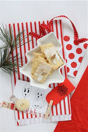 Christmas biscuits with a gift bag and printed gift labels Photographie de stock - Premium Libres de Droits, Code: 659-06903505