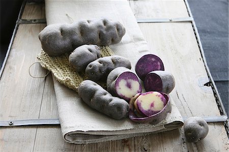 simsearch:659-03526065,k - Violet truffle potatoes, whole and halved Photographie de stock - Premium Libres de Droits, Code: 659-06903507