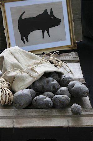 Truffle potatoes in a potato sack, and a drawing of a pig Photographie de stock - Premium Libres de Droits, Code: 659-06903509