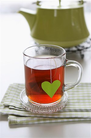 A glass cup of wellness tea and a teabag with a heart Photographie de stock - Premium Libres de Droits, Code: 659-06903515