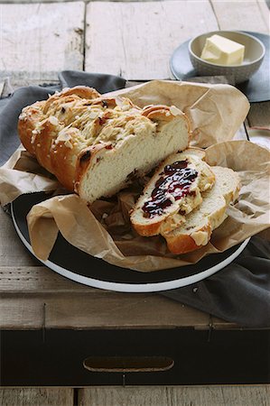 simsearch:659-08906774,k - Hefezopf (sweet bread from southern Germany) with raisins and jam Stockbilder - Premium RF Lizenzfrei, Bildnummer: 659-06903517