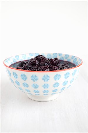 simsearch:659-01850807,k - Bowl of blueberry compote Photographie de stock - Premium Libres de Droits, Code: 659-06903524