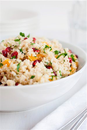 Cous cous salad with pomegranate seeds, clementine, chopped mint and flat leaf parsley Photographie de stock - Premium Libres de Droits, Code: 659-06903526