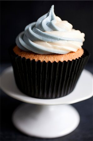 Earl Grey tea infused cupcakes topped with two tone Earl Grey scented buttercream Stock Photo - Premium Royalty-Free, Code: 659-06903528