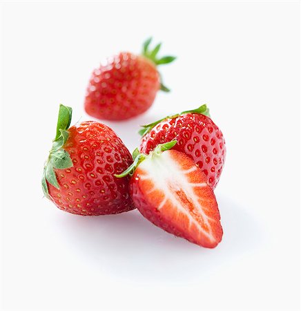 simsearch:659-06903612,k - Strawberries, whole and halved Photographie de stock - Premium Libres de Droits, Code: 659-06903547