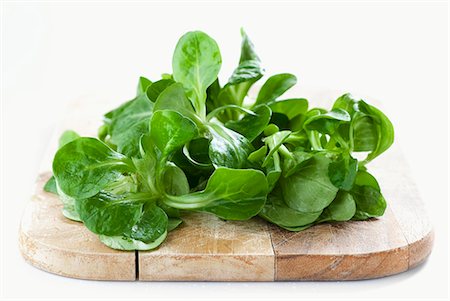 Lamb's lettuce on a wooden board Stock Photo - Premium Royalty-Free, Code: 659-06903555