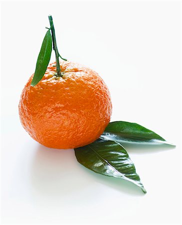 A mandarin with leaves (no background) Photographie de stock - Premium Libres de Droits, Code: 659-06903568