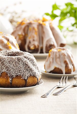 Easter cake with icing and grated coconut Stock Photo - Premium Royalty-Free, Code: 659-06903594