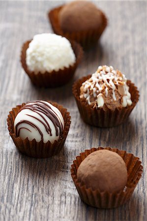 Chocolate truffles on brown wooden table Foto de stock - Sin royalties Premium, Código: 659-06903609