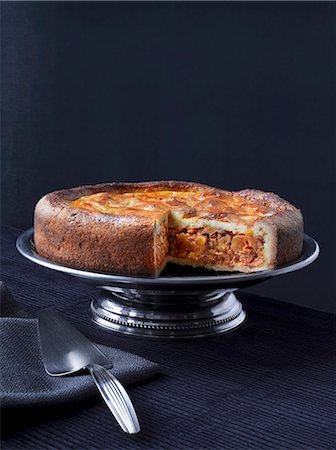 simsearch:659-03528985,k - Apple and nut cake on a cake stand, with a slice cut Stockbilder - Premium RF Lizenzfrei, Bildnummer: 659-06903615