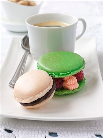 français (relatif à la france) - Macaroons with coffee Photographie de stock - Premium Libres de Droits, Code: 659-06903613