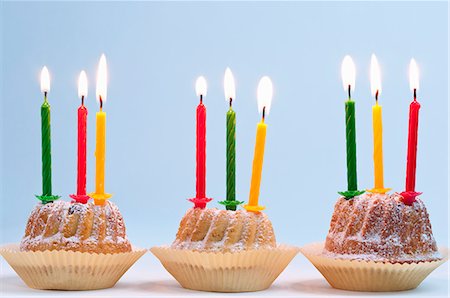 Three Bundt cakes with lit candles, for a birthday Photographie de stock - Premium Libres de Droits, Code: 659-06903645