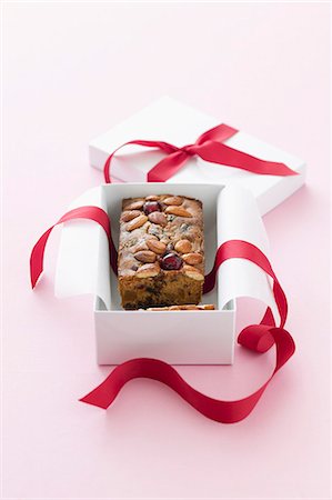 A miniature fruit cake as a Christmas present Photographie de stock - Premium Libres de Droits, Code: 659-06903657