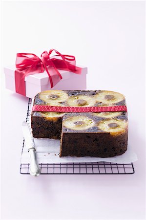 simsearch:659-06186930,k - Christmassy pineapple cake as a present Photographie de stock - Premium Libres de Droits, Code: 659-06903658