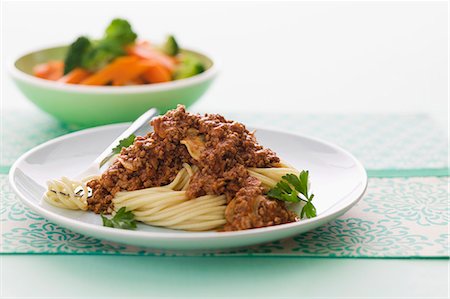 Spaghetti bolognese with salad Fotografie stock - Premium Royalty-Free, Codice: 659-06903669