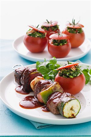 Beef skewers with vegetables and halloumi, and tomatoes stuffed with tabbouleh Stock Photo - Premium Royalty-Free, Code: 659-06903673