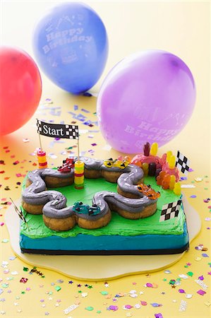 simsearch:659-06671391,k - A child's birthday cake (a racing track) and balloons Photographie de stock - Premium Libres de Droits, Code: 659-06903694