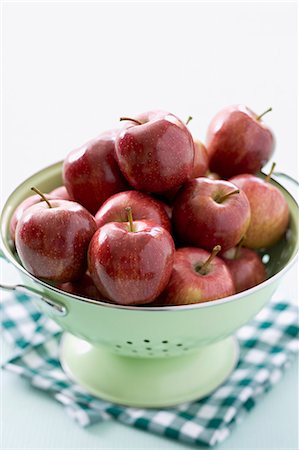 simsearch:659-06184225,k - Lots of red apples in a colander Stockbilder - Premium RF Lizenzfrei, Bildnummer: 659-06903704