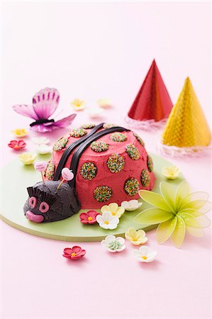 A child's birthday cake (a ladybird) and party decorations Photographie de stock - Premium Libres de Droits, Code: 659-06903700