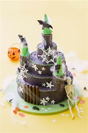 party dish - A child's cake (haunted castle) for Halloween Stock Photo - Premium Royalty-Free, Code: 659-06903701