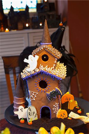 Halloween Haunted Gingerbread House Fotografie stock - Premium Royalty-Free, Codice: 659-06903727