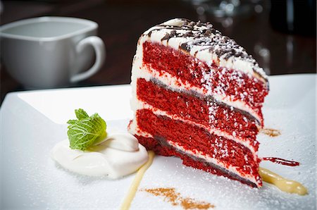 sponge not person - A slice of Layered Red Velvet Cake Foto de stock - Sin royalties Premium, Código: 659-06903722