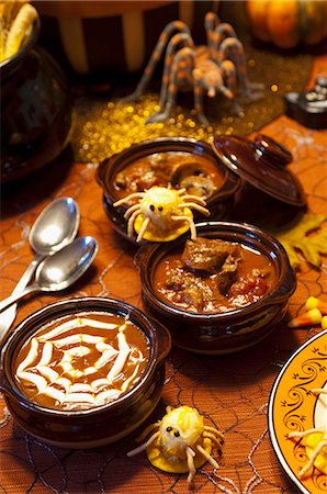 simsearch:659-06902050,k - Three Halloween Soups with Halloween Decorations Photographie de stock - Premium Libres de Droits, Code: 659-06903731