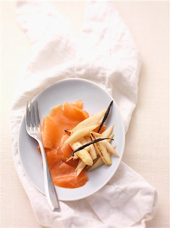 simsearch:659-09125088,k - White asparagus with vanilla and smoked salmon Photographie de stock - Premium Libres de Droits, Code: 659-06903745