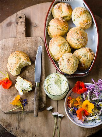 simsearch:659-06307032,k - Herb rolls with herb butter and edible flowers Stock Photo - Premium Royalty-Free, Code: 659-06903758