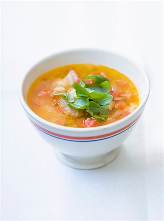 simsearch:659-06155632,k - Bread and tomato soup with basil Foto de stock - Royalty Free Premium, Número: 659-06903750