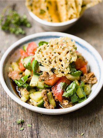 plato preparado - Bread salad with parmesan crisps Foto de stock - Sin royalties Premium, Código: 659-06903751