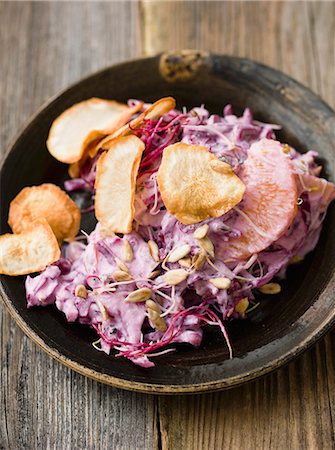 simsearch:659-06184497,k - Red coleslaw with Jerusalem artichokes and sunflower seeds Photographie de stock - Premium Libres de Droits, Code: 659-06903765