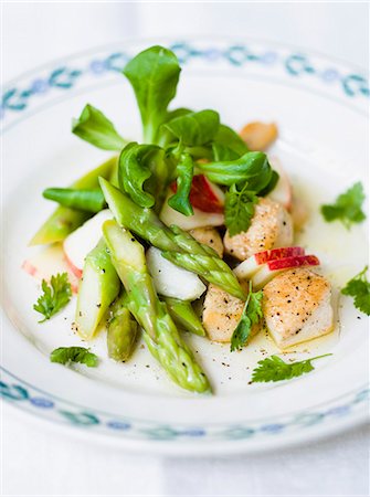 Asparagus and chicken salad with apple and lamb's lettuce Stock Photo - Premium Royalty-Free, Code: 659-06903766