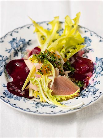 Dandelion salad with smoked trout, trout caviar and beetroot Photographie de stock - Premium Libres de Droits, Code: 659-06903761