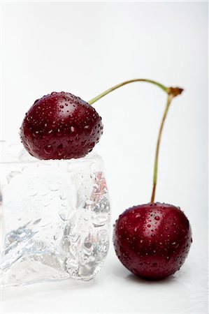 Cherries and an ice cube Photographie de stock - Premium Libres de Droits, Code: 659-06903770