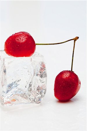 Red cherries with an ice cube Foto de stock - Sin royalties Premium, Código: 659-06903771