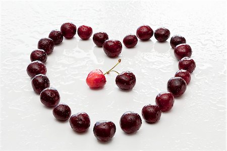 socio - A heart made from cherries Foto de stock - Sin royalties Premium, Código: 659-06903772