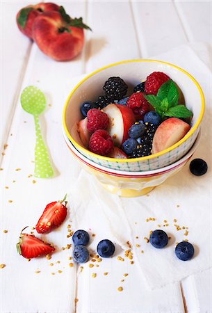 fruits - Colourful summer fruit salad with fresh mint and chopped nuts Photographie de stock - Premium Libres de Droits, Code: 659-06903786