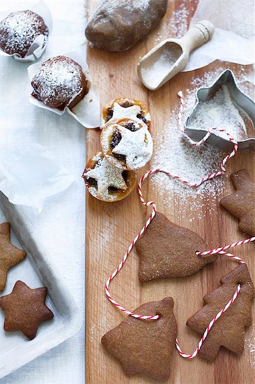 Nut and date muffins, mince pies and gingerbread shapes Stock Photo - Premium Royalty-Free, Image code: 659-06903781