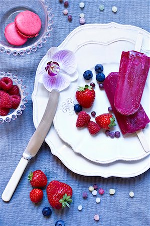 Home-made berry ice lollies Foto de stock - Sin royalties Premium, Código: 659-06903793