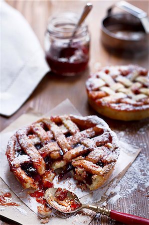 Individual shortcrust pastry tarts with plum jam Foto de stock - Sin royalties Premium, Código: 659-06903819