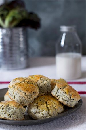 simsearch:659-06185053,k - Poppy-seed scones Foto de stock - Royalty Free Premium, Número: 659-06903811