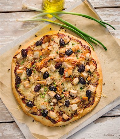 simsearch:659-08419913,k - Whole Barbecue Chicken Pizza with Olives; From Above Photographie de stock - Premium Libres de Droits, Code: 659-06903824