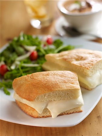 simsearch:659-06186295,k - Focaccia and Crescenza Cheese Sandwich Photographie de stock - Premium Libres de Droits, Code: 659-06903837