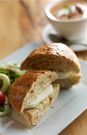 sandwich - Plain Cheese Sandwich on a Bun; Halved Stockbilder - Premium RF Lizenzfrei, Bildnummer: 659-06903833