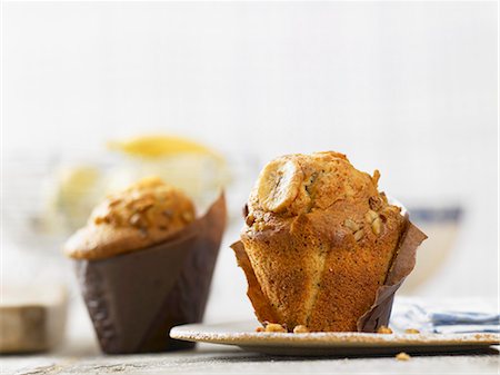 Banana muffins wrapped in baking paper Foto de stock - Sin royalties Premium, Código: 659-06903854