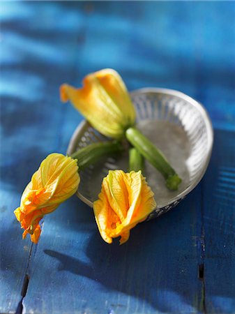 simsearch:659-06155811,k - Courgette flowers in a metal dish Fotografie stock - Premium Royalty-Free, Codice: 659-06903868