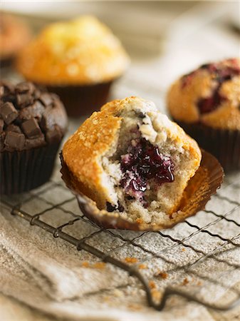 A blueberry muffin with a bite missing Foto de stock - Sin royalties Premium, Código: 659-06903860