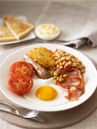 english (places and things) - English breakfast with fried egg, bacon and baked beans Stock Photo - Premium Royalty-Free, Code: 659-06903870